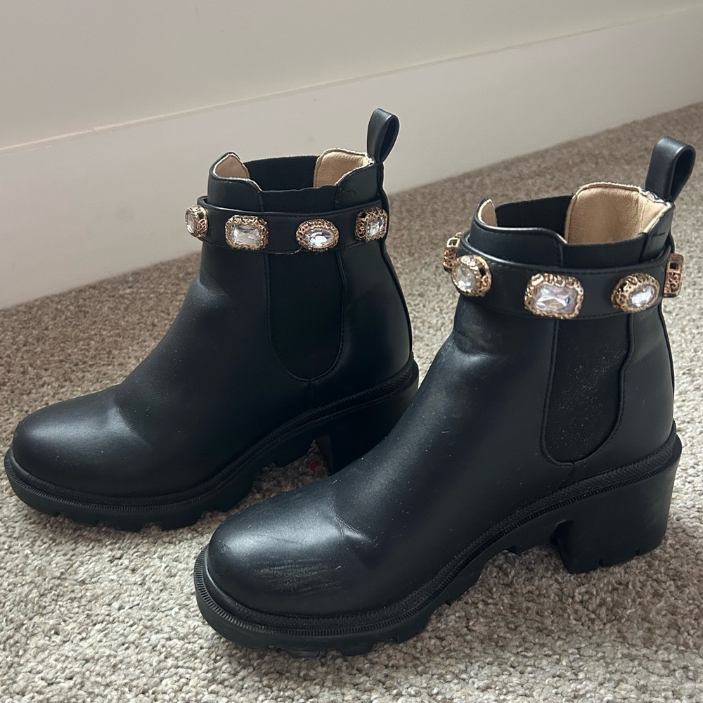Steve Madden boots with removable strap!